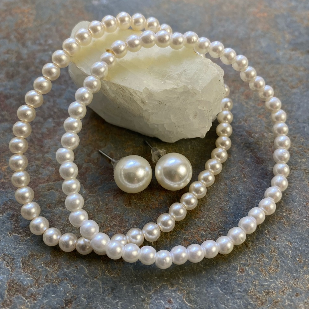 🎈🎈Sale jewelry bundle 2 faux pearl bracelets large faux pearl post earrings